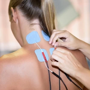 แนวทางการรักษาที่คลินิกกายภาพบำบัด เบรน รีแฮบ (Brain Rehab Clinic) ประกอบไปด้วยการตรวจประเมินร่างกายทางกายภาพบำบัด (Assessment) อัลตราซาวด์ (Ultrasound) กระตุ้นไฟฟ้า (Electrical Stimulation) ปืนนวดคลายกล้ามเนื้อ (Gun Massage) ขยับดัดดึงข้อต่อ (Joint Mobilization) ดึงคอ/หลัง/ขา (Joint Mobilization) ยืดกล้ามเนื้อ (Stretching) ประคบอุ่น/เย็น (Hot/Cold Compress) ออกกำลังกาย (Exercises) ติดเทป (Taping) แบบออกกำลังกายที่บ้าน (Home Program) และการปรับบุคลิกภาพ (Posture Correction)