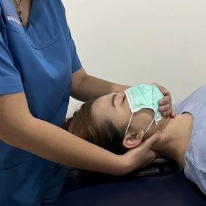 แนวทางการรักษาที่คลินิกกายภาพบำบัด เบรน รีแฮบ (Brain Rehab Clinic) ประกอบไปด้วยการตรวจประเมินร่างกายทางกายภาพบำบัด (Assessment) อัลตราซาวด์ (Ultrasound) กระตุ้นไฟฟ้า (Electrical Stimulation) ปืนนวดคลายกล้ามเนื้อ (Gun Massage) ขยับดัดดึงข้อต่อ (Joint Mobilization) ดึงคอ/หลัง/ขา (Joint Mobilization) ยืดกล้ามเนื้อ (Stretching) ประคบอุ่น/เย็น (Hot/Cold Compress) ออกกำลังกาย (Exercises) ติดเทป (Taping) แบบออกกำลังกายที่บ้าน (Home Program) และการปรับบุคลิกภาพ (Posture Correction)